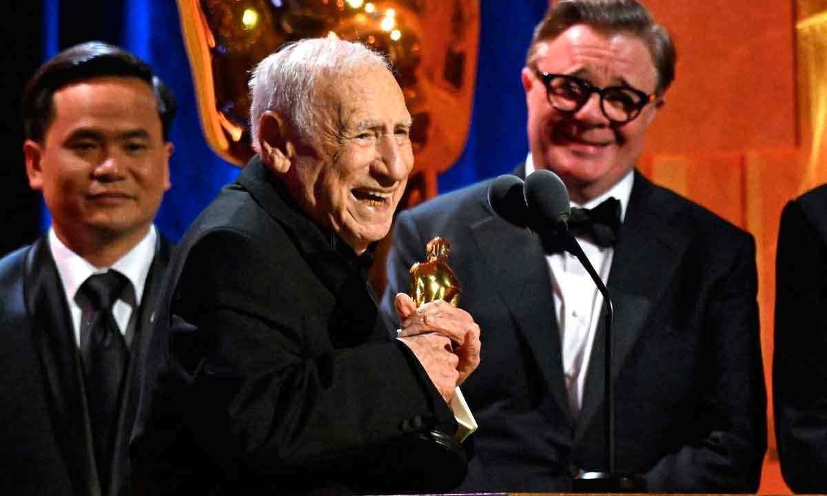 Mel Brooks recebe o Oscar honorário, que homenageia anualmente veteranos do cinema -  (crédito: Robyn Beck/AFP)