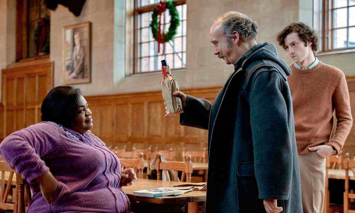 A cozinheira Mary (Da'Vine Joy Randolph) apazigua os ânimos entre o turrão Hunman (Paul Giamatti) e o rebelde Angus (Dominic Sessa) -  (crédito: Universal Pictures/divulgação)