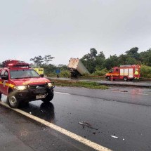 Acidente entre carreta, moto e carro deixa dois homens mortos na BR-050 - Corpo de Bombeiros/Divulgação