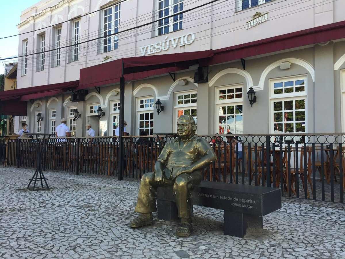 Escultura de Jorge Amado descansa em frente ao Bar Vesúvio, ícone da literatura, escritor baiano projetou Ilhéus para o mundo