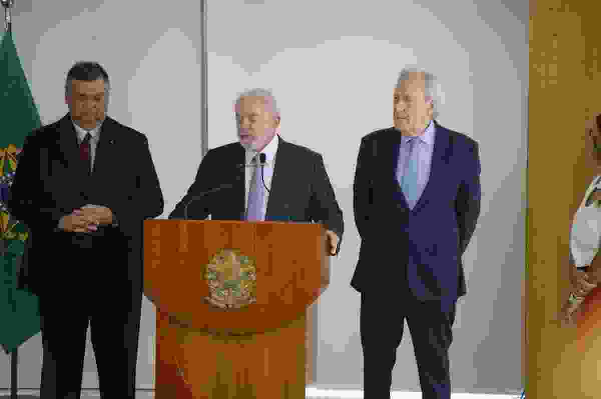 Lula com Flávio Dino em coletiva de imprensa no Planalto para anunciar Lewandowski como ministro da Justiça  -  (crédito: Ed Alves/CB/D.A Press)