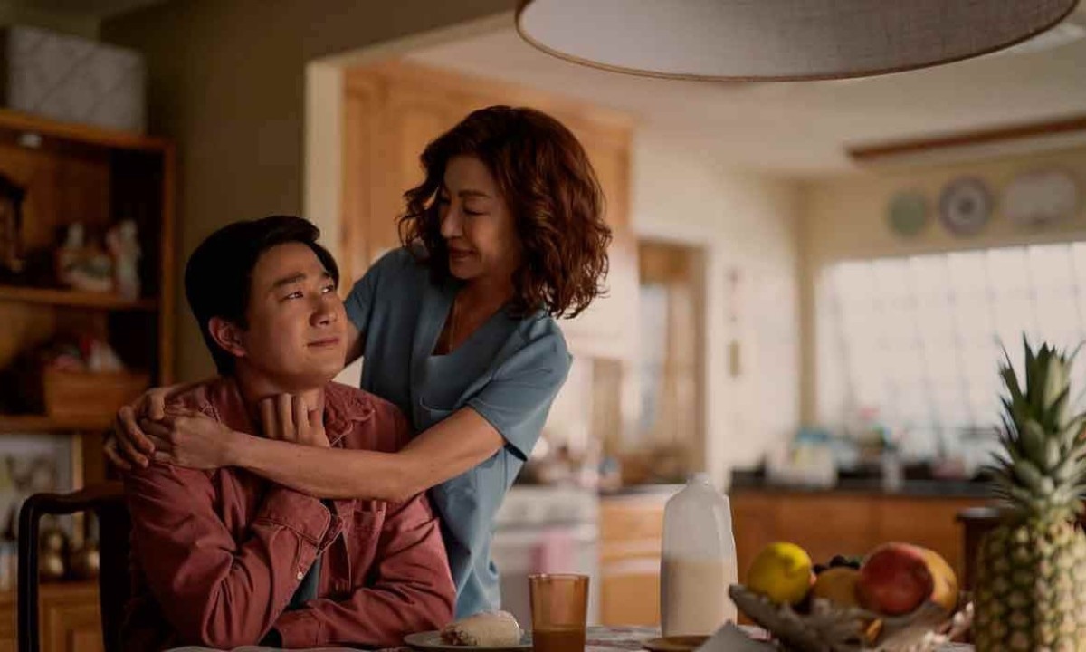 Primeira-dama da violenta tríade, Eileen (Michelle Yeoh) é mãe coruja do caçula Bruce (Sam Song Li) -  (crédito: Netflix/divulgação)