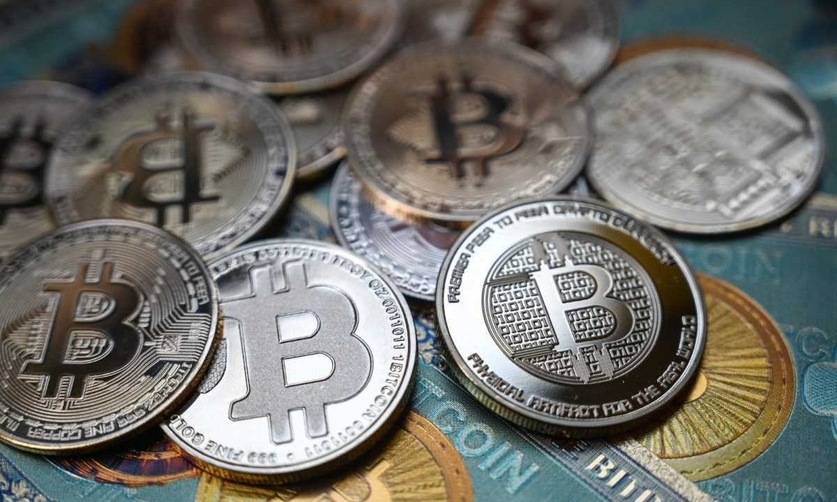 Bitcoins devem se valorizar ao longo de 2024 -  (crédito: Ozan KOSE / AFP)