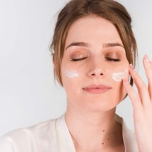  Aprenda a reaplicar o protetor solar sem estragar a maquiagem - Freepik