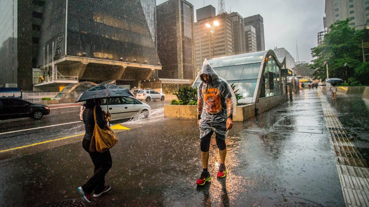 Pode tomar banho durante tempestade? Dúvidas em tempos de verão no Brasil