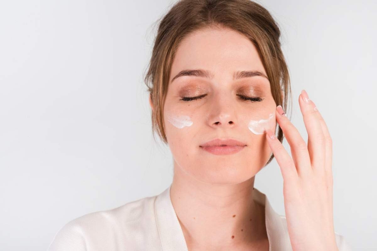  Aprenda a reaplicar o protetor solar sem estragar a maquiagem