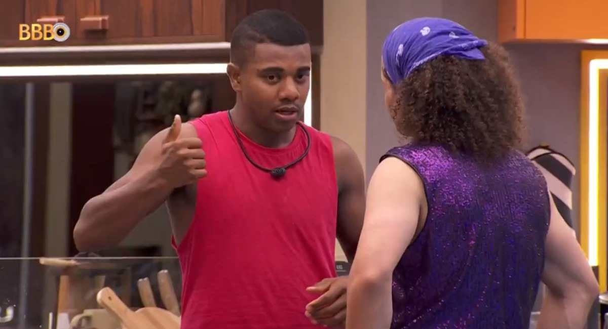 BBB24: Maycon e Davi conversaram na cozinha durante a festa -  (crédito: Reprodução/Globo)