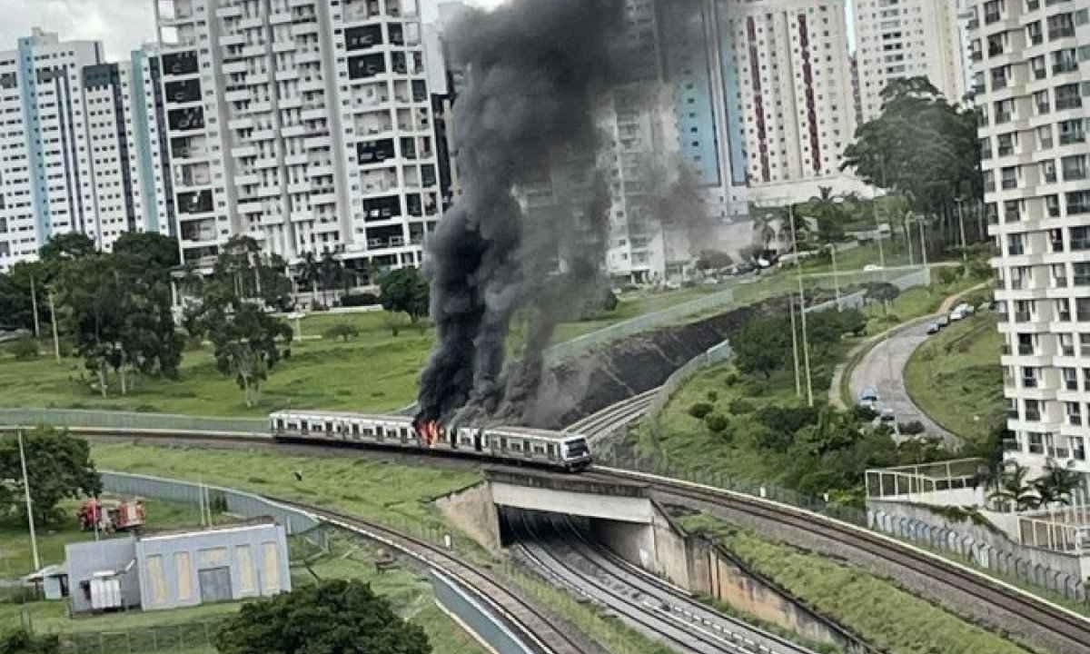 Metrô do DF pega fogo perto da estação Concessionárias -  (crédito:  Reprodução/X/@taaatiele)