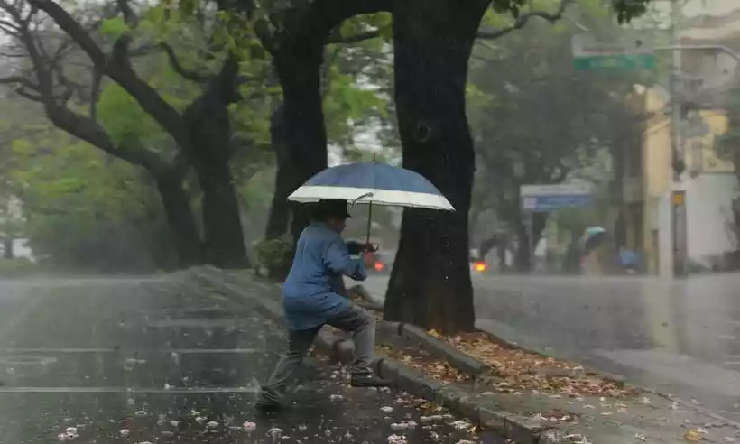  A água que se acumula em alguns pontos após a chuva contém toda sorte de sujeiras urbanas e parasitas, podendo ocasionar de micoses e infecções bacterianas na pele a gastroenterites -  (crédito: Gladyston Rodrigues/EM/D.A. Press)