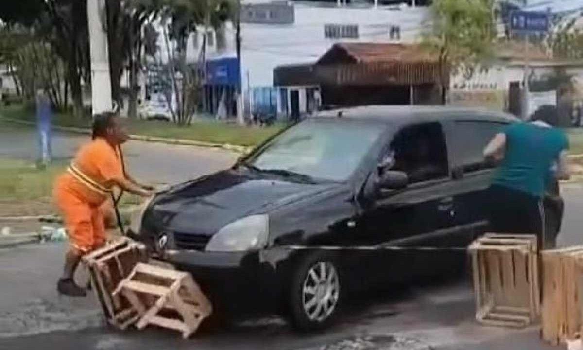 Gari quase é atingida por carro em Pouso Alegre -  (crédito: Redes sociais/Reprodução)