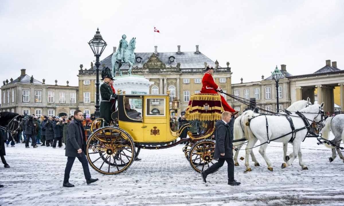  Carruagem em rua na Dinamarca; quem sabe voltamos com o veículo para as ruas de BH? -  (crédito: Emil Nicolai Helms / Ritzau Scanpix / AFP)