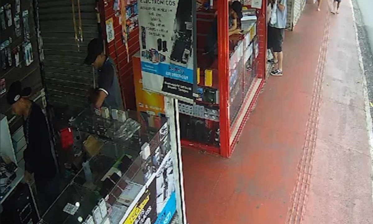 Roubos de celulares foram flagrados por imagens de câmeras de segurança -  (crédito: Câmeras de monitoramento e redes sociais/Reprodução)