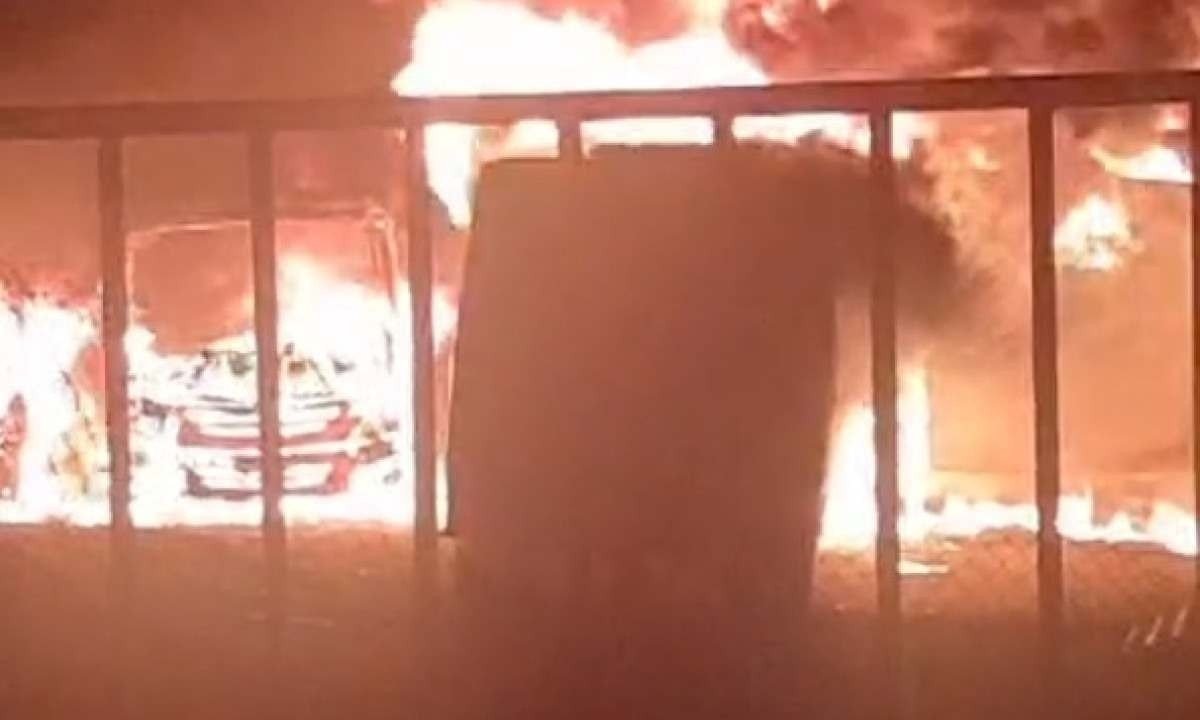 Veículo ficaram destruídos com o incêndio -  (crédito: Reprodução/Redes Sociais)