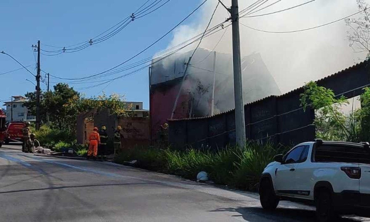 Incêndio atingiu um galpão de pneus em Santa Luzia -  (crédito: Jair Amaral/EM/D.A. Press)