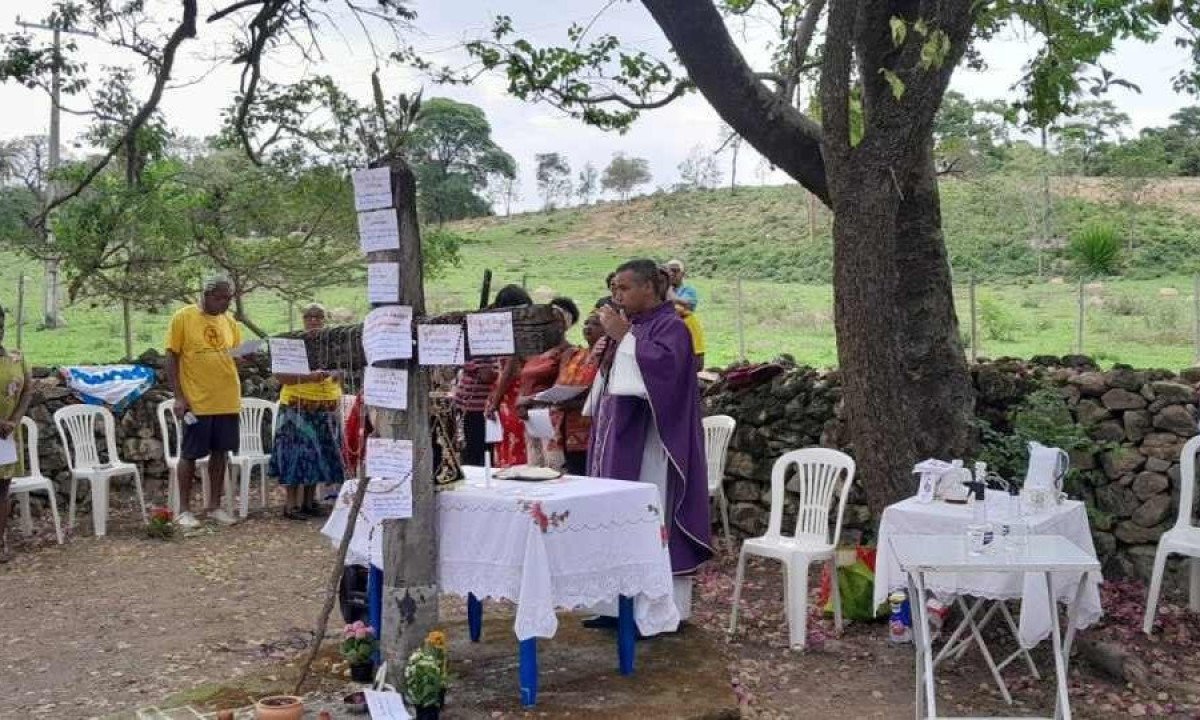 Missa pela alma dos escravizados, alforriados e negros livres, no Cemitério dos Escravos, em Santa Luzia -  (crédito:  Gustavo Werneck/EM)