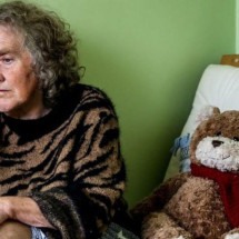 A fotógrafa que registra a agonia de perder a mãe aos poucos para a demência - Helen Rimell