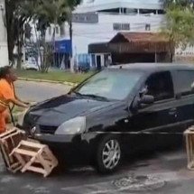 Vídeo: motorista avança sobre caixotes e quase atinge gari em área de feira - Redes sociais/Reprodução