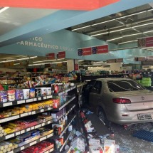 Motorista perde controle de carro e invade farmácia no bairro Serra, em BH - Wellington Barbosa/EM/D.A. Press