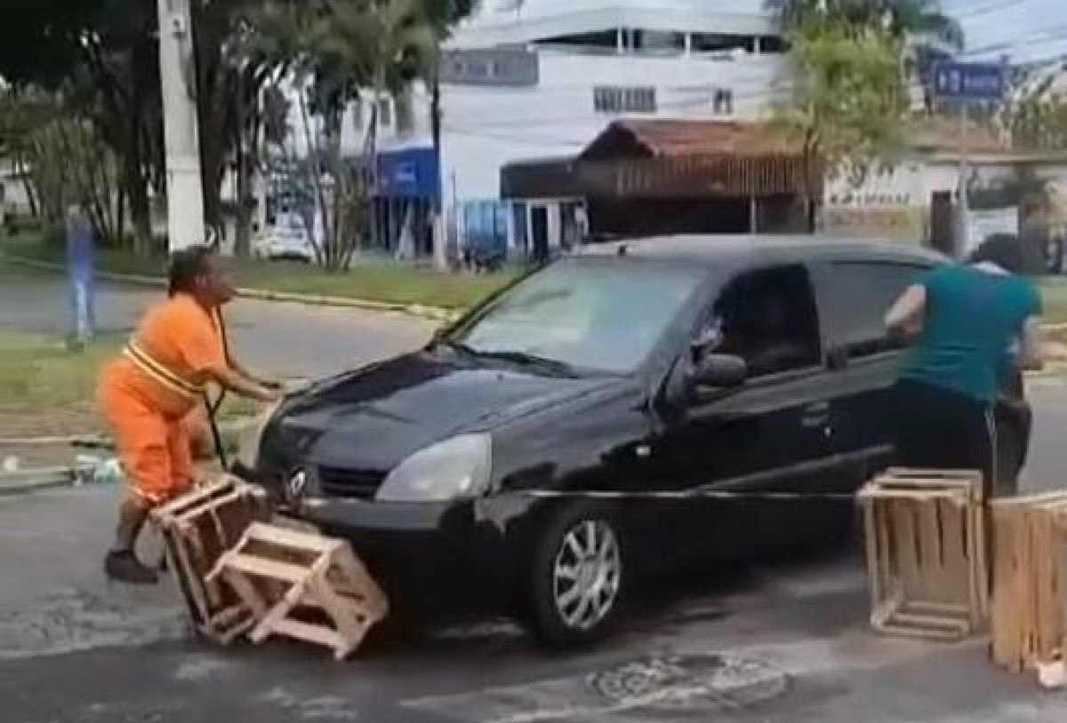 Vídeo: motorista avança sobre caixotes e quase atinge gari em área de feira