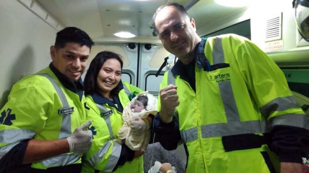 Equipe médica realiza parto em plena rodovia Fernão Dias