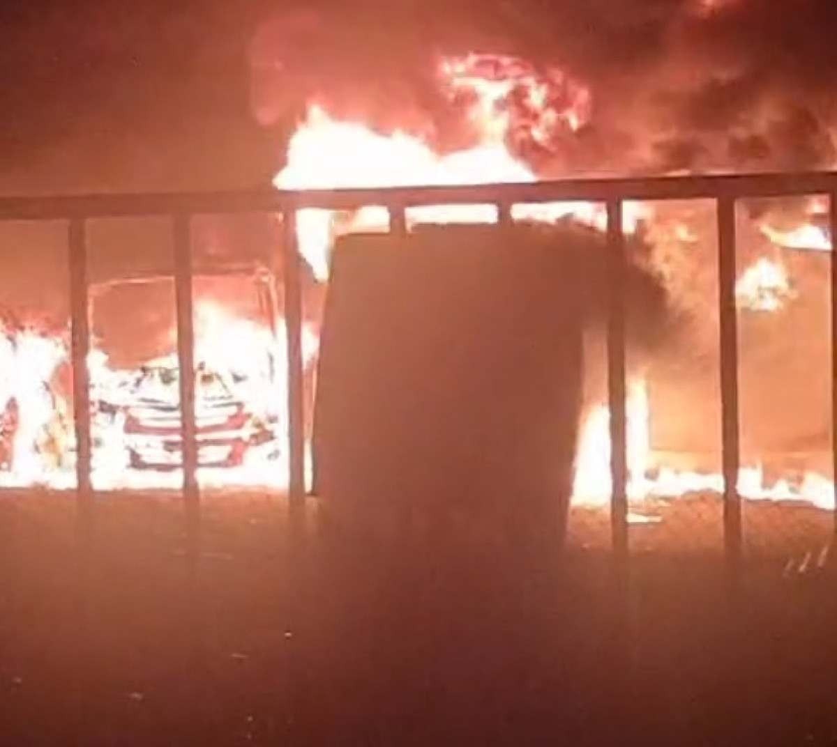 Incêndio durante a madrugada atinge garagem de ônibus escolares na Grande BH