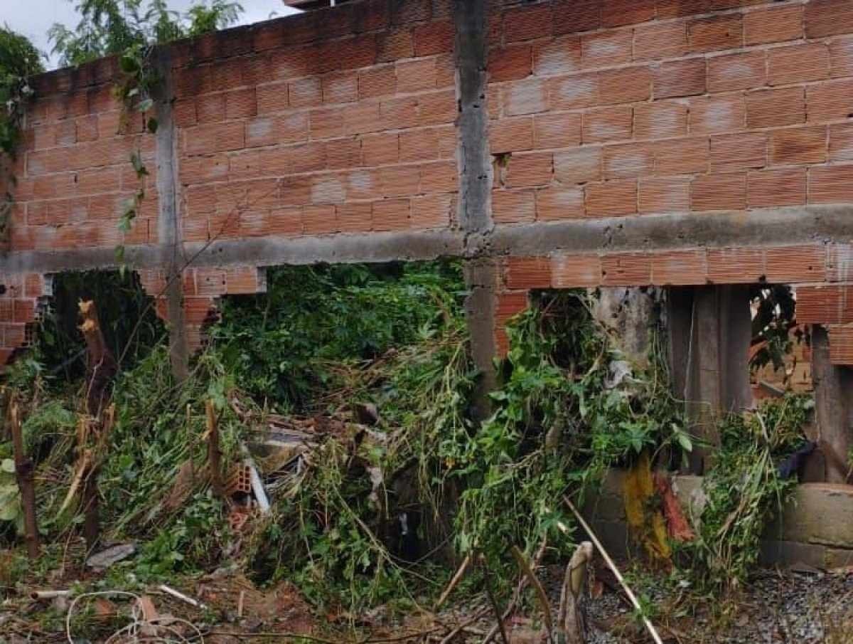 Muro de uma das casas não resistiu à corrente de água e parte dele ficou destruído Muro de uma das casas não resistiu à corrente de água e parte dele ficou destruído