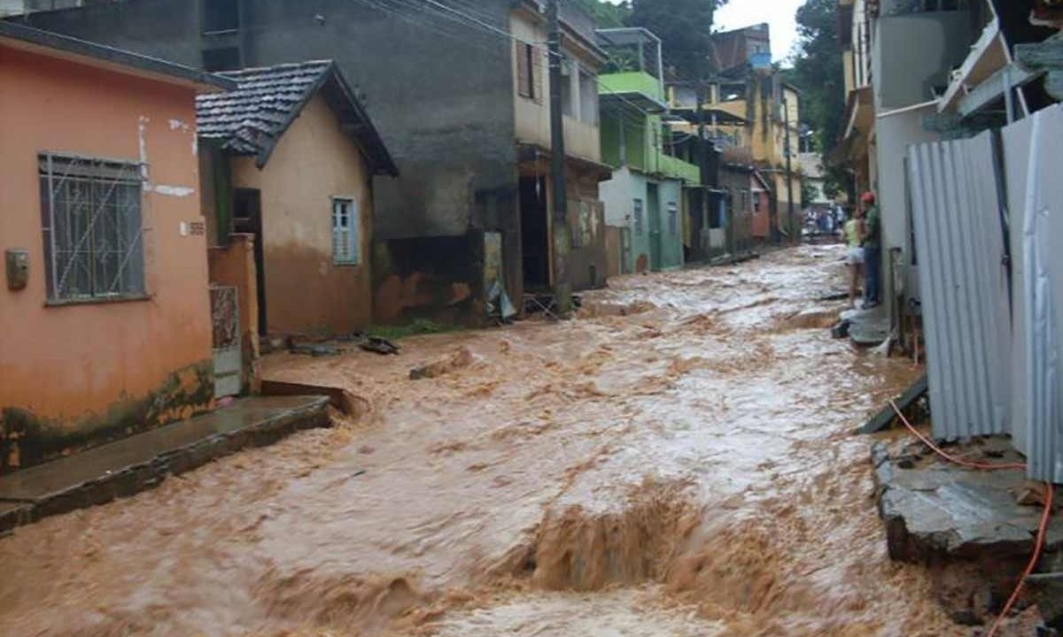 Além Paraíba e outras 15 cidades da Zona da Mata estão sob alerta máximo de tempestades. Há 12 anos boa parte da cidade foi destruída -  (crédito: Cedec-MG)
