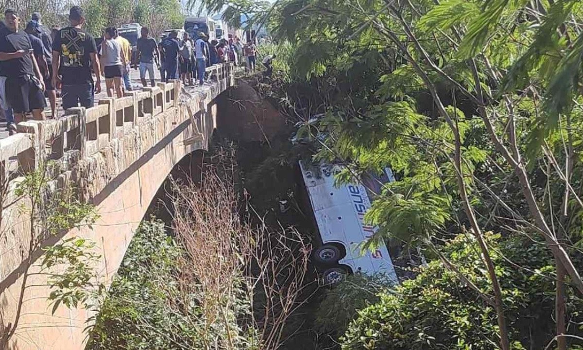Ônibus e caminhonete bateram de frente e caíram da ponte sobre o Rio Itambacuri, em Campanário -  (crédito: Sala de Imprensa/CBMMG)