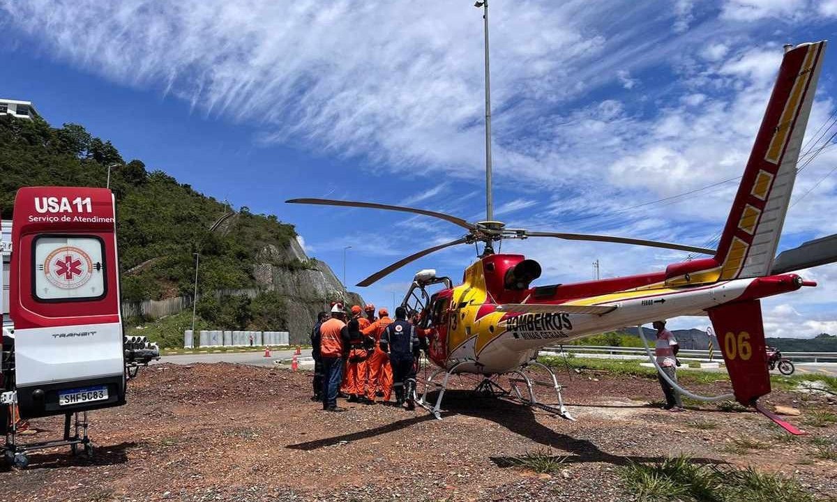 O senhor de 62 anos ficou inconsciente ao cair na vala de 4 metros e precisou ser resgatado pelo helicóptero Arcanjo dos bombeiros
 -  (crédito: Divulgação/Luis Dutra Portal Nova Lima)