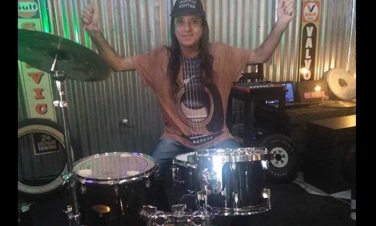 Adriano na bateria; comunicador foi um dos maiores especialistas em rock de Minas -  (crédito: @drixfalabella/Instagram/Reprodução)