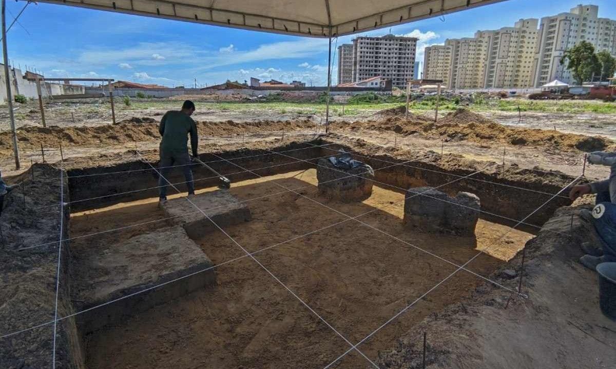 Arqueólogos realizando uma escavação dentro de um canteiro de obras de um complexo de apartamentos populares em São Luís (MA) -  (crédito: Handout / WLage Arqueologia / AFP)