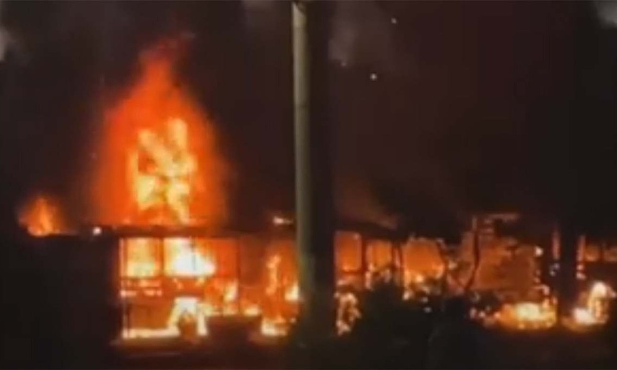 Incêndio destruiu cinco ônibus escolares que serviam à prefeitura de Vespasiano. Suspeito de 19 anos está preso  -  (crédito: Reprodução)
