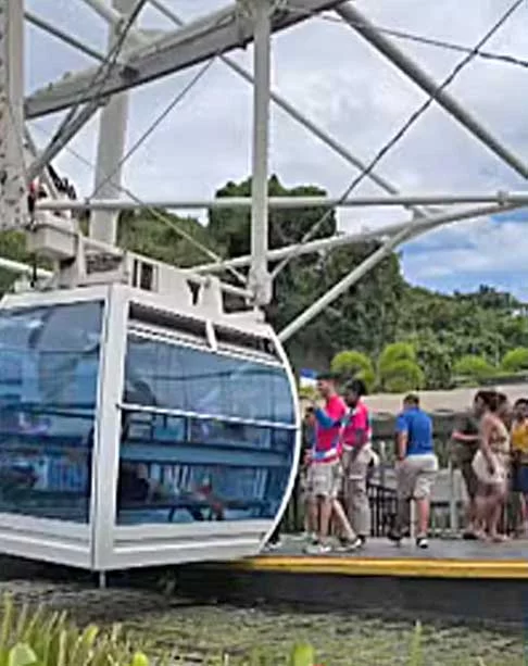 Mulher fica presa em cabine de roda-gigante no Rio de Janeiro - Reprodução/TV Globo