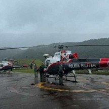 Equipes retiram da mata os quatro corpos de vítimas de queda de helicóptero - PMSP/ reprodução