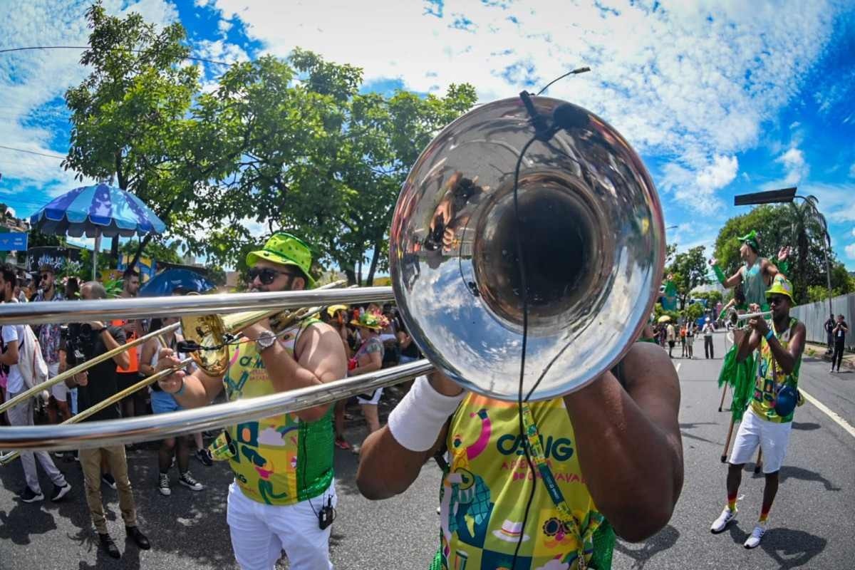 músico toca trombone no ensaio geral do carnaval de BH, na avenida dos Andradas