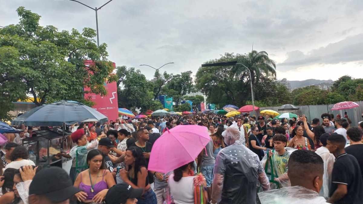 Carnaval BH 2024: chuva não afasta foliões de ensaio geral