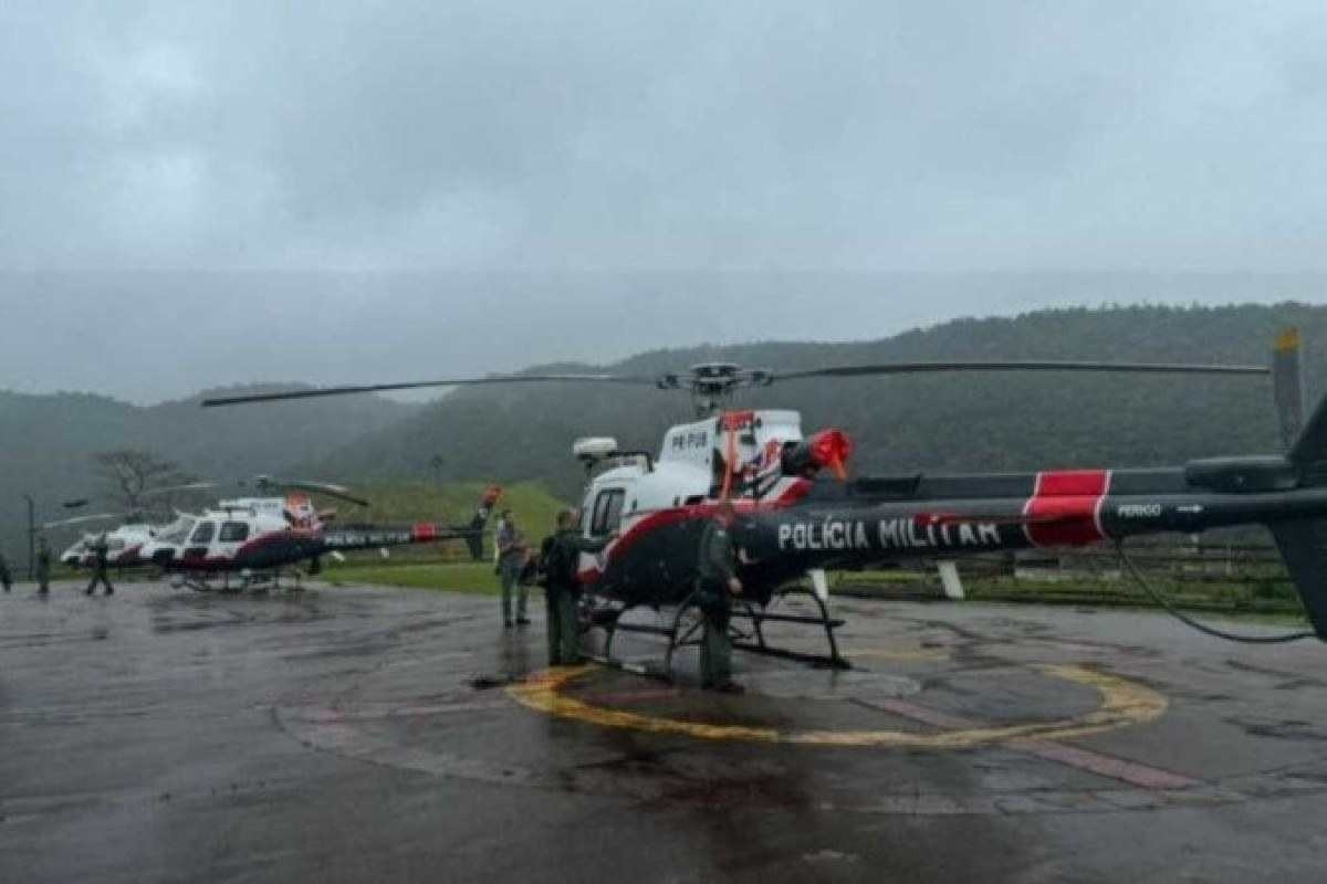 Equipes retiram da mata os quatro corpos de vítimas de queda de helicóptero