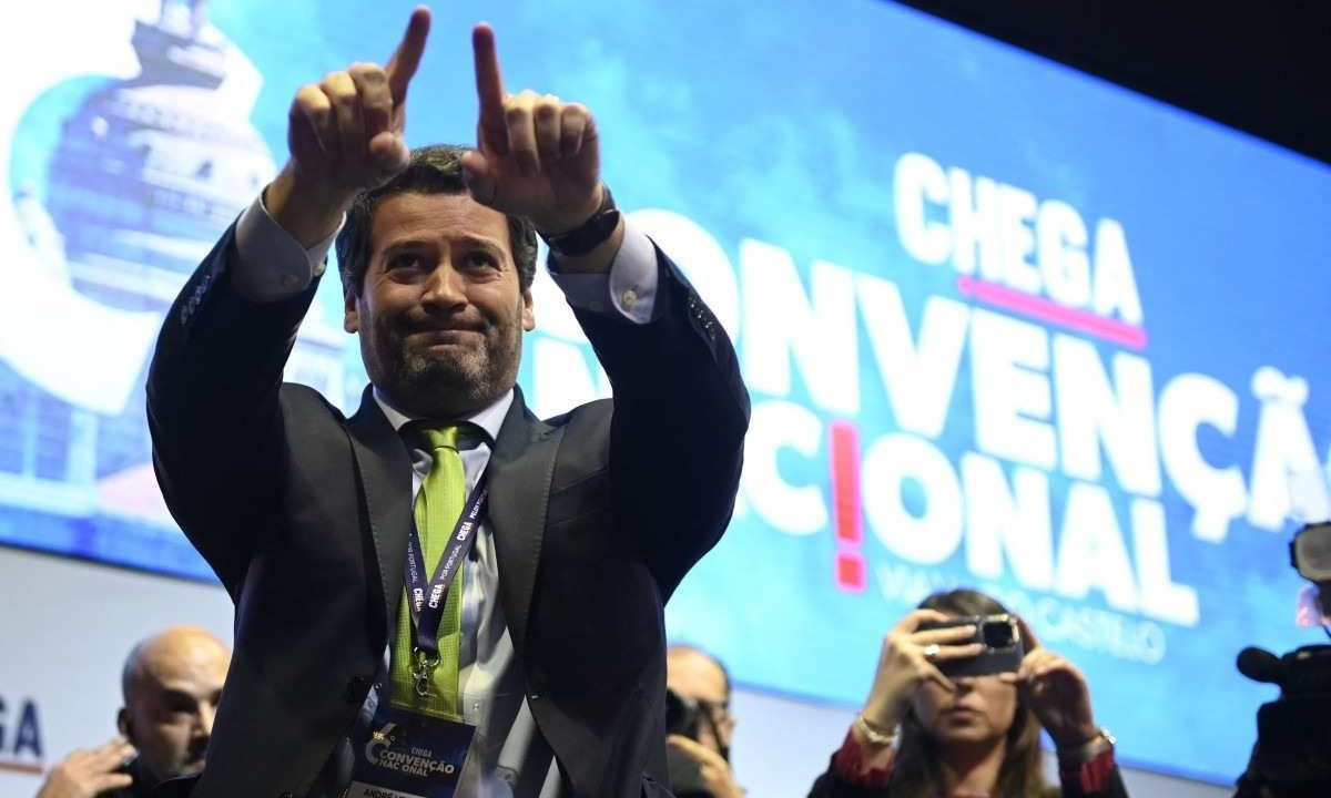 Apoiado por brasileiros, o líder da extrema-direita portuguesa, Andre Ventura, foi reeleito presidente do Chega com a pretensão de virar primeiro-ministro -  (crédito: MIGUEL RIOPA/AFP)