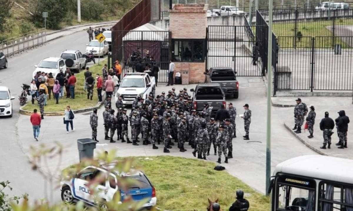 Policiais se reúnem em frente à prisão de Turi, em Cuenca, Equador -  (crédito: FERNANDO MACHADO / AFP)