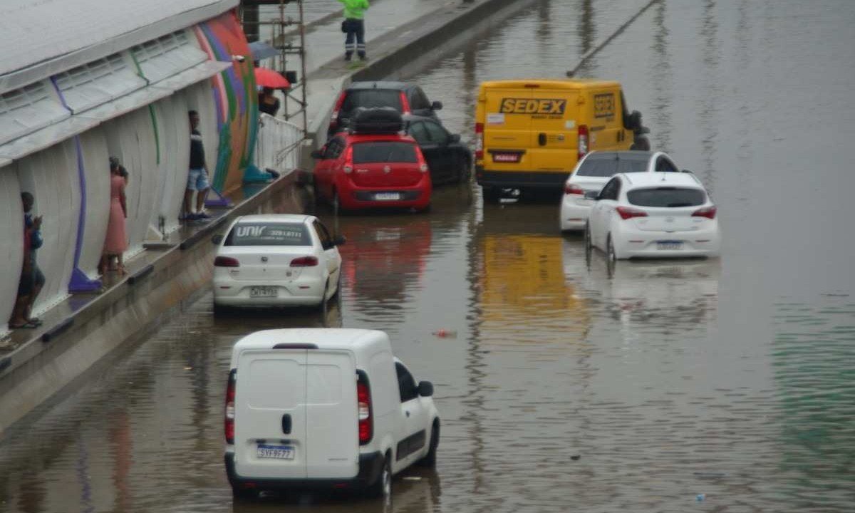  Carros parados devido ao alagamento da Av. Brasil, no Rio de Janeiro -  (crédito:  Fausto Maia/Thenews2/Folhapress)