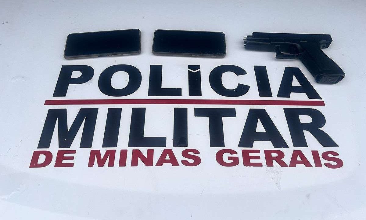 Réplica de pistola, celular da vítima e do autor que deveria ter retornado à prisão em agosto, após benefício judicial  -  (crédito: PMMG/Divulgação)