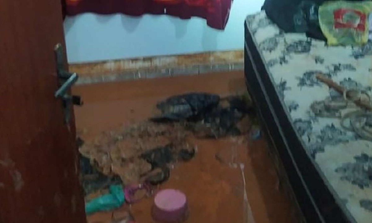 Quarto de uma das casas foi invadido pela lama da enxurrada, em Ubá -  (crédito: Sala de Imprensa/CBMMG)