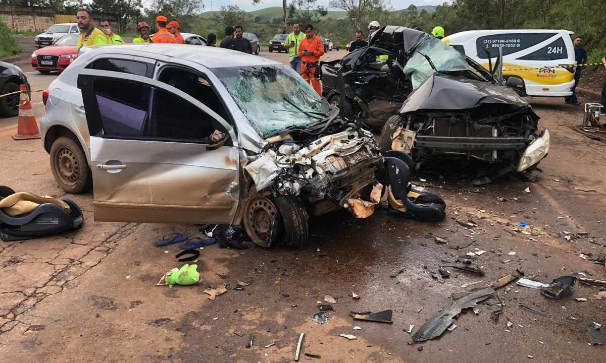 Acidente aconteceu na altura do KM 590 da BR-040, em Itabirito -  (crédito: Corpo de Bombeiros)