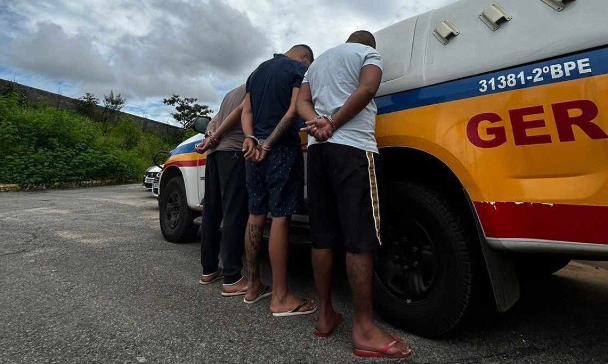 Trio detido suspeito de comandar o tráfico de drogas em Betim e Contagem -  (crédito: PMMG/Divulgação)