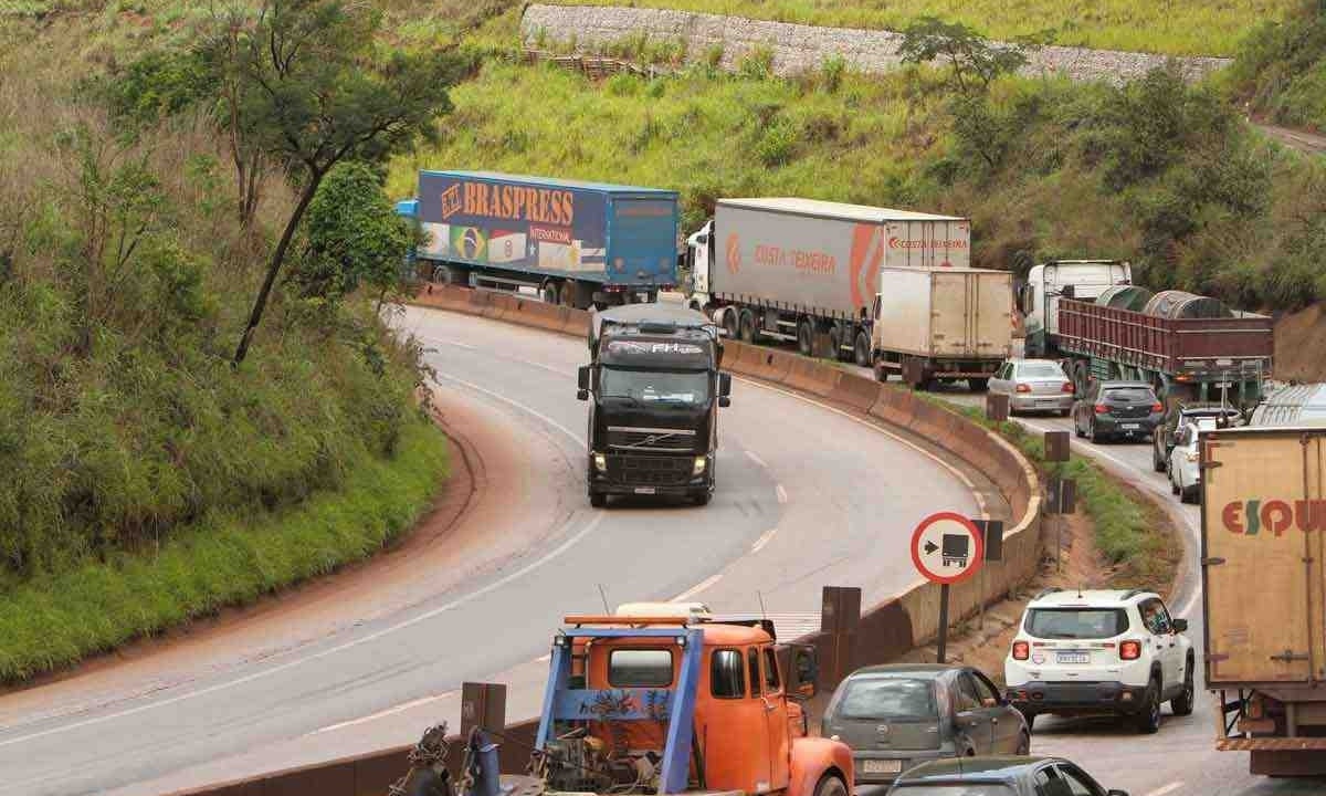 Trecho da BR-381: imprudência eleva risco  -  (crédito: Edésio Ferreira/EM/D.A Press)