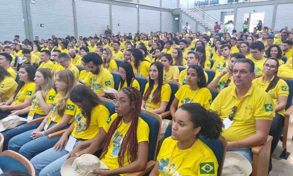 Universitários reunidos em auditório antes de assumir seus postos na Operação Onça 
Cabocla: grupo vai oferecer capacitação em áreas como saúde, justiça e cultura -  (crédito: Luiz Ribeiro/EM/D.A Press)