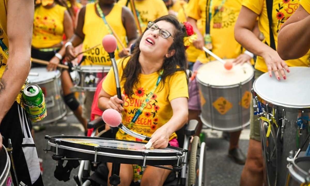 Gabi Lemos desfila pelo segundo ano no Bloco da Esquina  e se acaba de tanta alegria na bateria -  (crédito: Leandro Couri/EM/D.A Press)