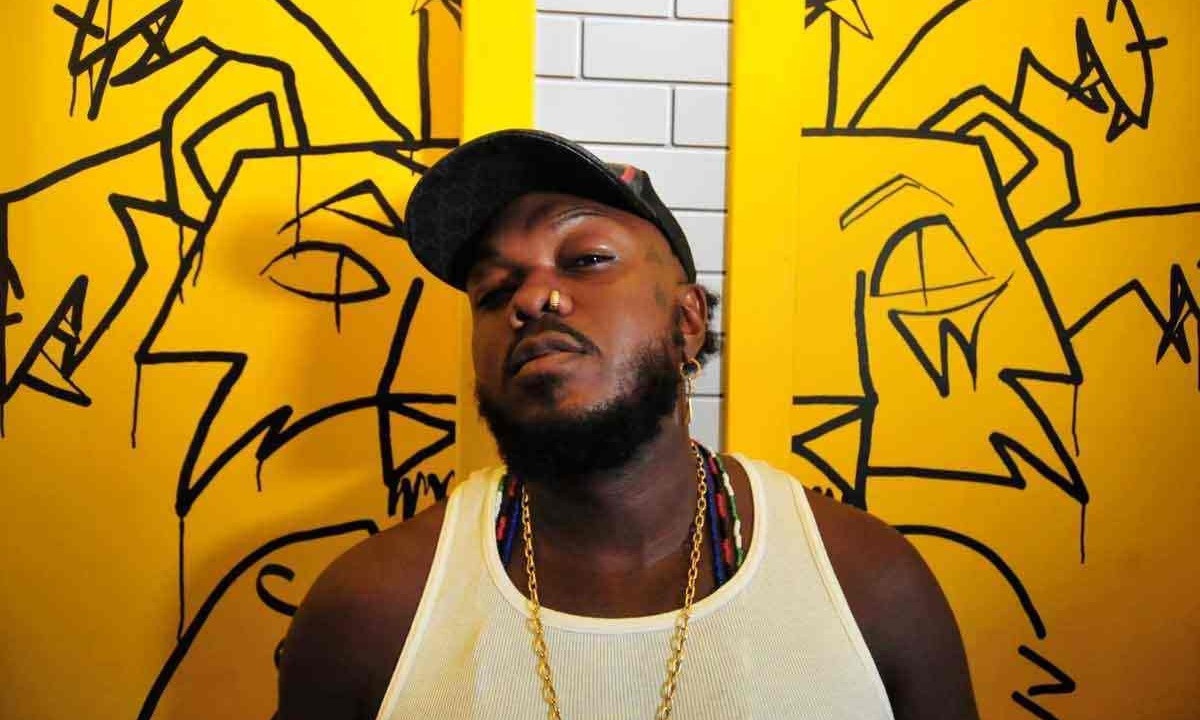 O rapper Djonga no estúdio de tatuagem montado por ele na Avenida Brasil, a dois quarteirões da Praça da Liberdade -  (crédito: Alexandre Guzanshe/EM/D.A Press)