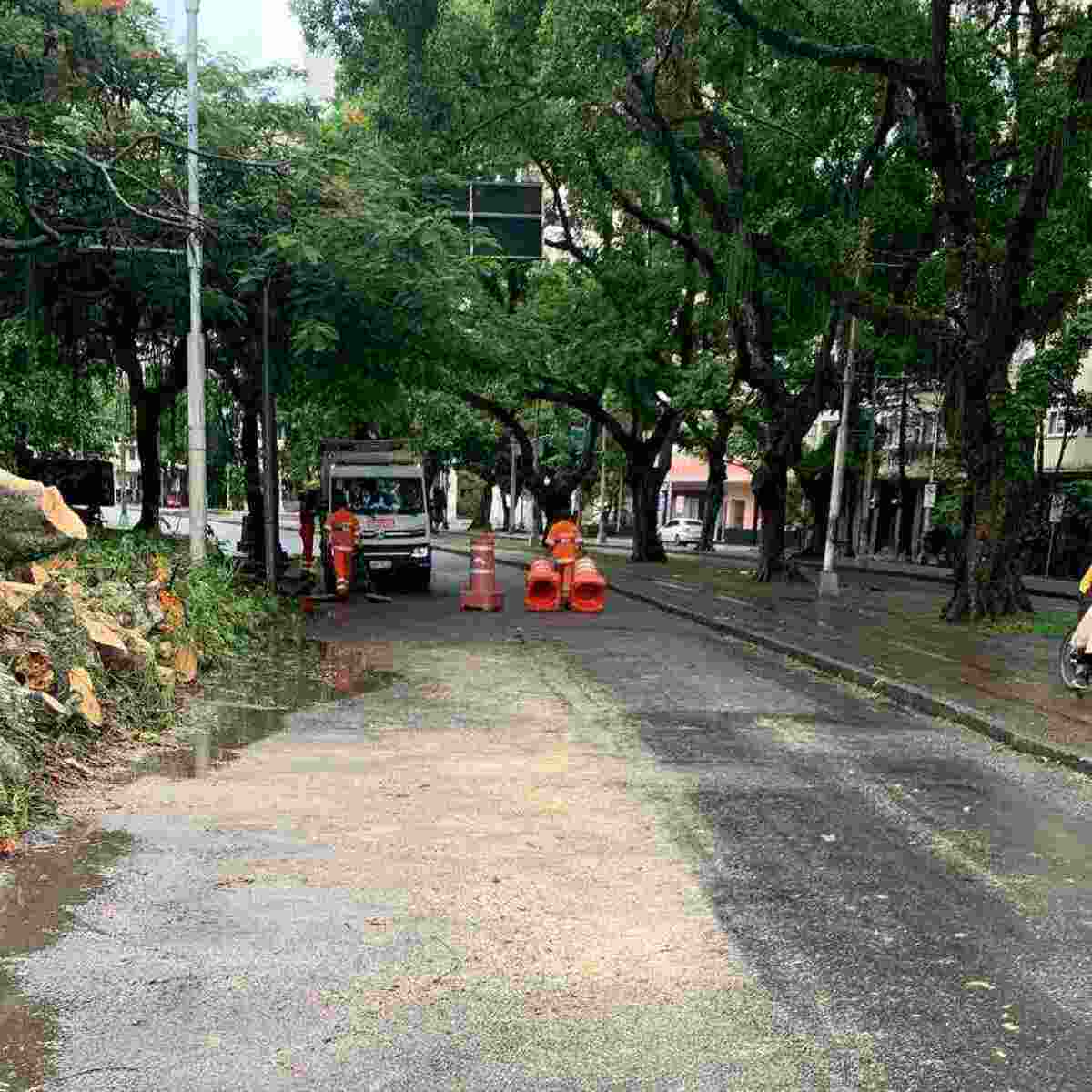 Chuvas alagam ruas no Rio; prefeito pede que pessoas fiquem em casa