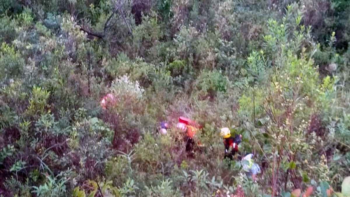 Quatro pessoas ilhadas em cachoeira de Rio Acima (MG) são salvas